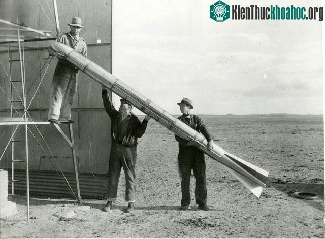 Ông đã nghĩ ra một thiết kế tên lửa sử dụng kết hợp xăng và oxy lỏng làm nhiên liệu.