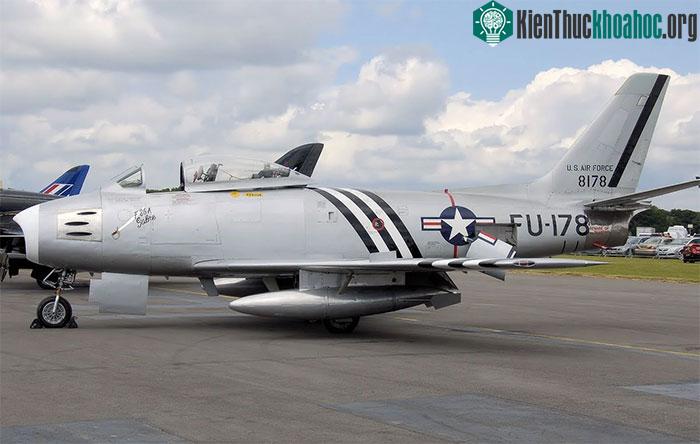 Một chiếc F-86A Sabre được bảo quản tại Kemble Air Day 2008, Anh quốc