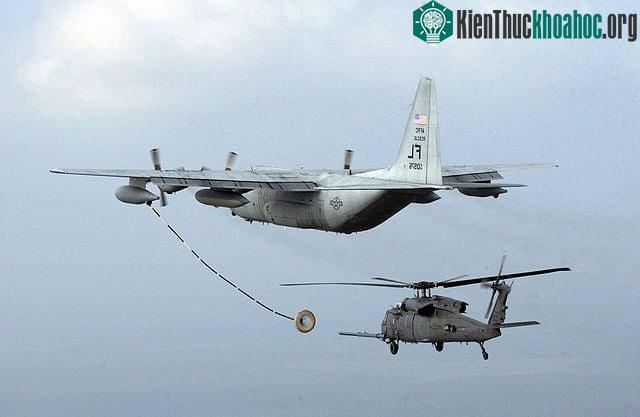 Một máy bay chở nhiên liệu thả một ống qua đó nhiên liệu được bơm vào máy bay nhận.