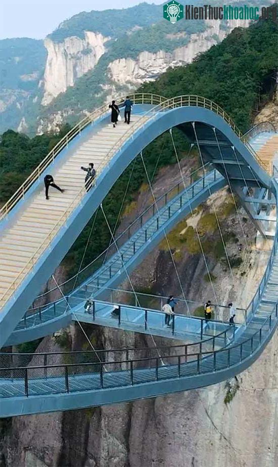 Phần lớn mặt cầu được thiết kế bằng kính chịu lực trong suốt