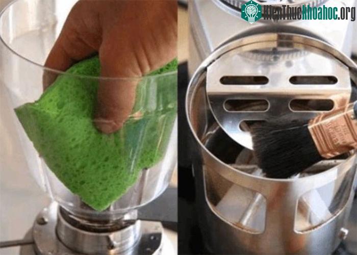 Sử dụng nước ấm pha với một chút xà phòng nhẹ để ngâm và làm sạch các bộ phận.