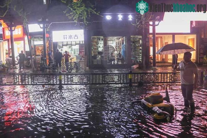 Mưa đá, gió giật chết người tại Trung Quốc: Cửa sổ chung cư, ký túc xá bị xé toạc tạo nên cảnh tượng kinh hoàng ảnh 5