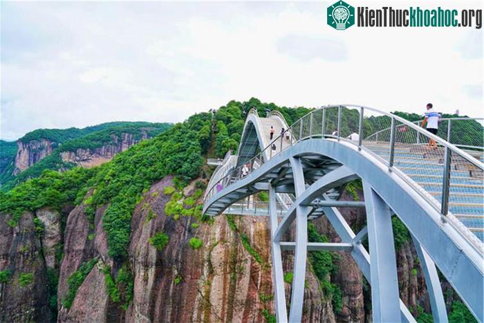 Cây cầu kính độc lạ uốn lượn giữa trời mây ở Trung Quốc ảnh 5