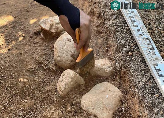 Ông Đức chia sẻ, sau nhiều ngày khai quật, đoàn đã phát hiện nhiều hiện vật thời tiền sử.