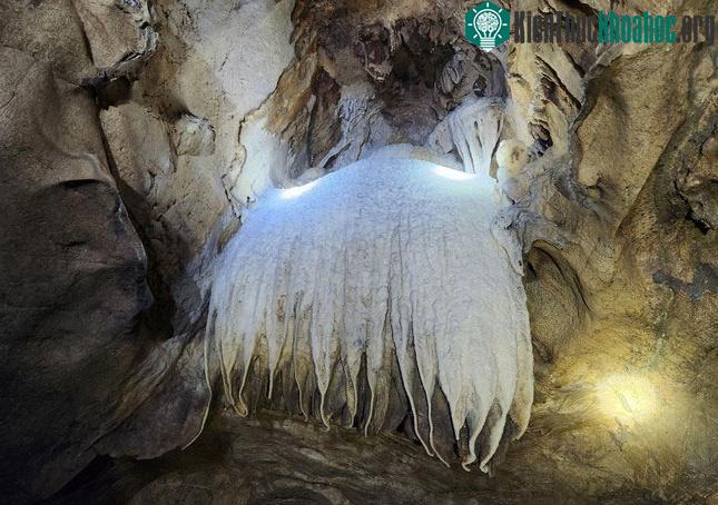 Phía bên trong hang mới phát hiện.