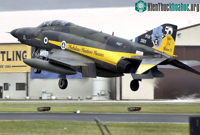 RF-4E Phantom II của Không quân Hy Lạp với tông màu đặc biệt