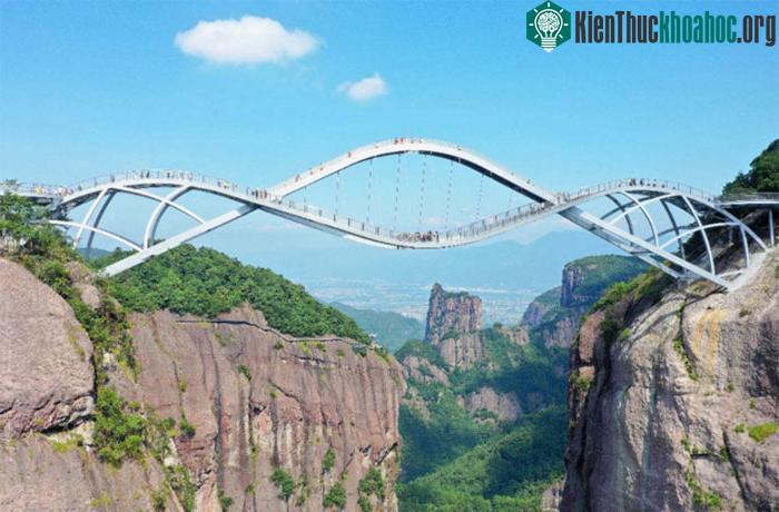 Quá trình thi công cầu gặp nhiều khó khăn do địa hình và điều kiện thời tiết trong khu vực