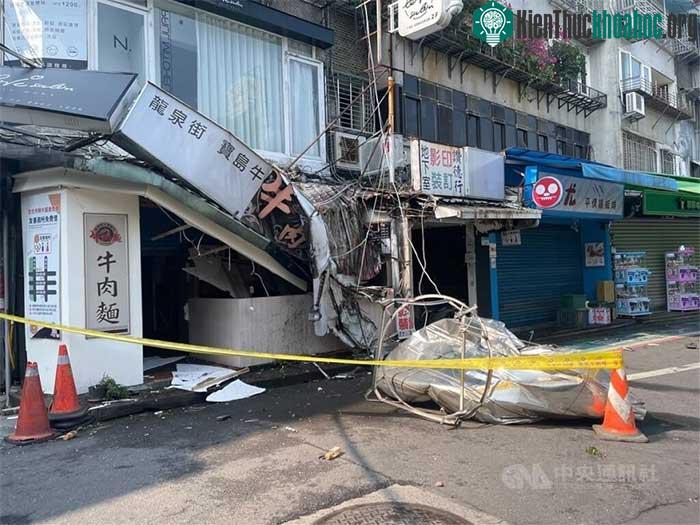 Mặt tiền một tiệm mì ở chợ đêm thành phố Đài Bắc bị hư hỏng.
