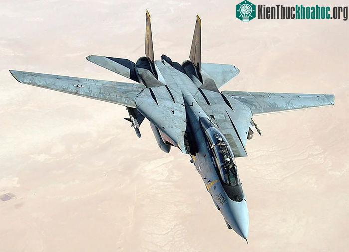 Một chiếc F-14D Tomcat đang thực hiện sứ mệnh trên vùng Vịnh Ba Tư năm 2005.
