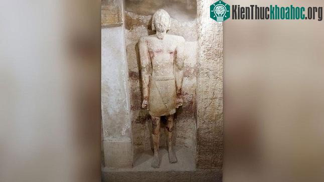 Đặt tượng đá trong lăng mộ