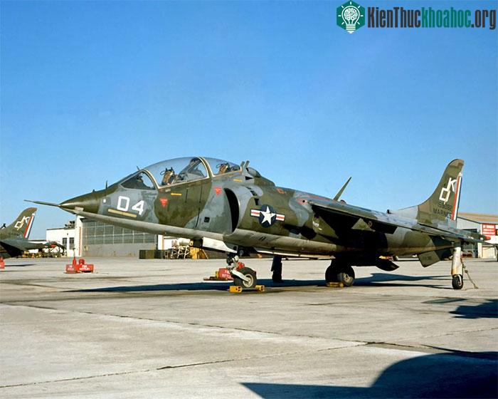 Một tiêm kích TAV-8A Harrier của Thủy quân lục chiến Hoa Kỳ.