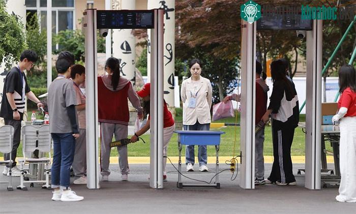 Thí sinh được kiểm tra trước khi vào điểm thi