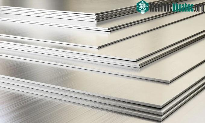 Trong môi trường chân không, các miếng kim loại có thể nối lại với nhau do hiện tượng hàn nguội.