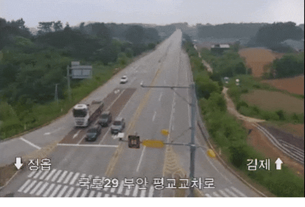 Mặt đất rung chuyển khi động đất xảy ra.