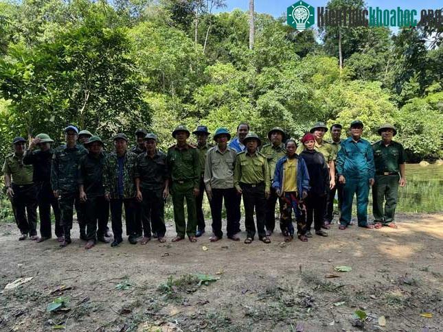 Đoàn liên ngành chụp ảnh chung trước khi vào rừng.