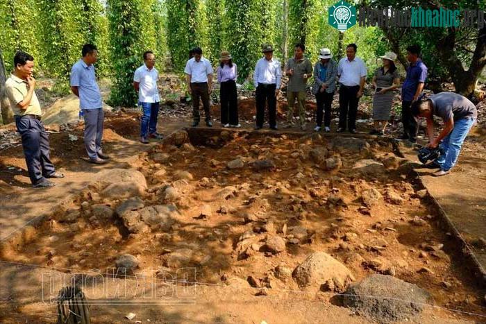 Di chỉ khảo cổ thôn 8, thuộc địa phận các thôn 7 và thôn 8 của xã Đắk Wil, huyện Cư Jút.
