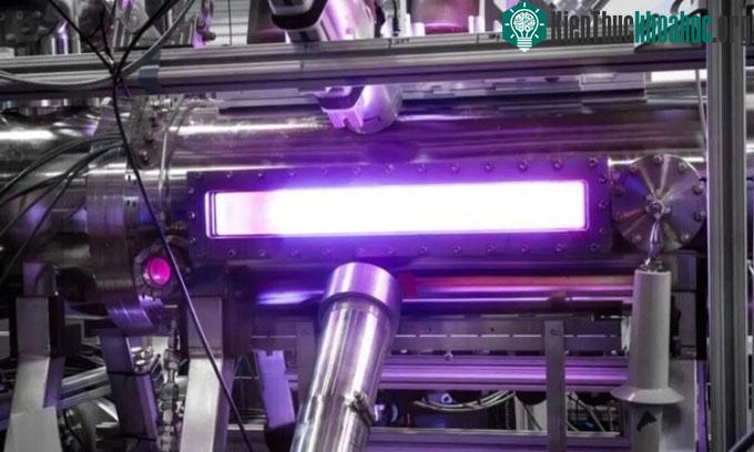 Chớp sáng từ plasma của thiết bị FuZe.