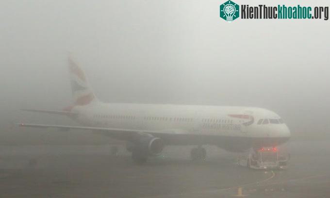 Sương mù dày đặc ở sân bay Heathrow.