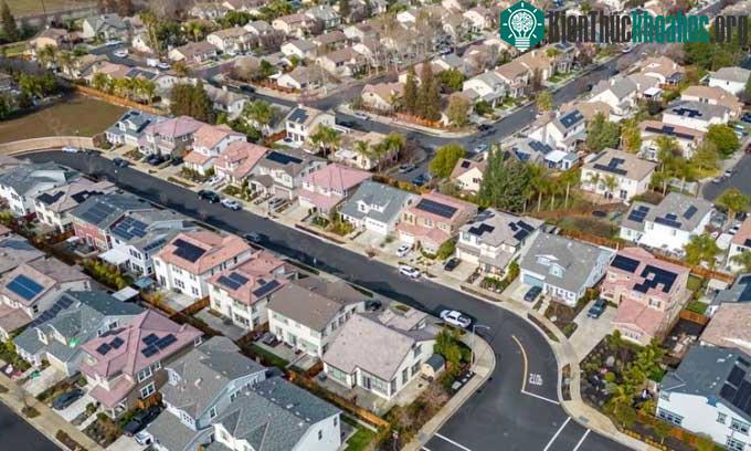 Những ngôi nhà phủ đầy pin mặt trời ở California.
