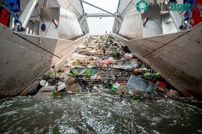 Một hệ thống lọc rác sông đang hoạt động.