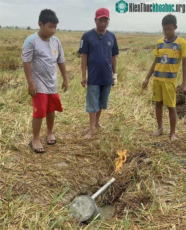 Hố nước bốc cháy thu hút sự quan tâm của người dân.