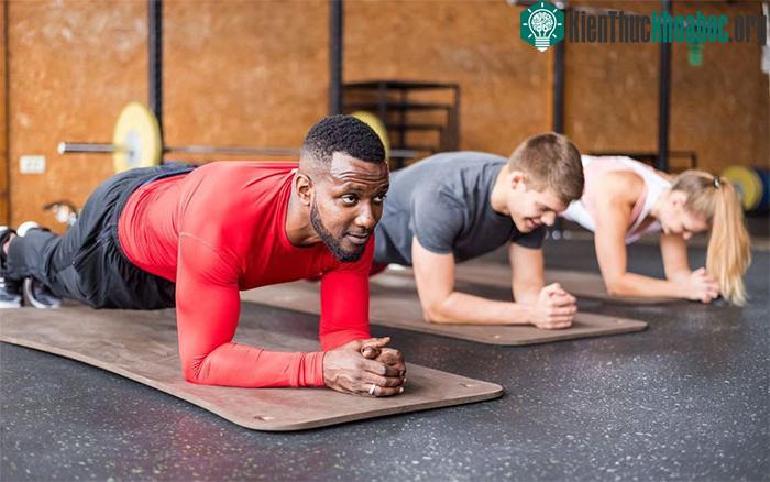 Tập động tác Plank, bạn sẽ cảm nhận được thời gian trôi chậm như thế nào.