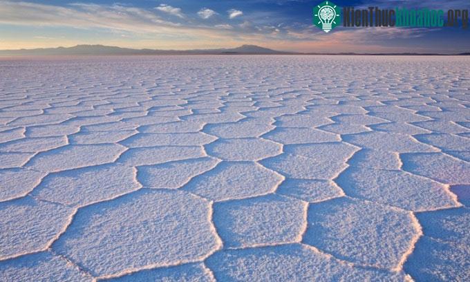 Họa tiết tổ ong trên bề mặt cánh đồng muối Salar de Uyuni.
