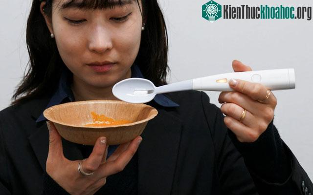 Thìa điện tử có khả năng tạo ra vị mặn mà không cần bỏ muối vào đồ ăn.