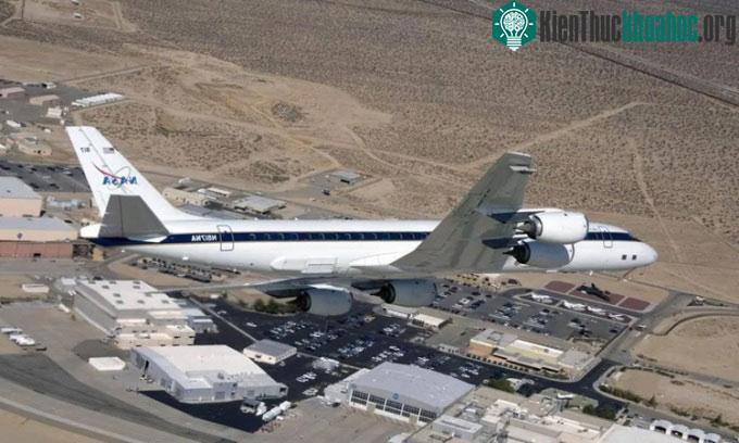 DC-8 bay phía trên Trung tâm nghiên cứu bay Dryden.