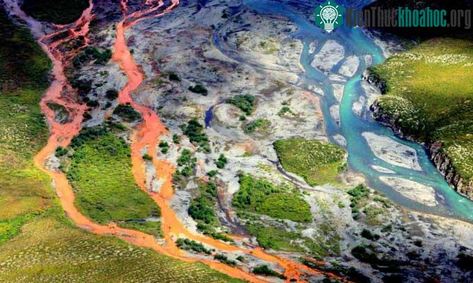 Sông Kutuk màu rỉ sét ở công viên quốc gia Cổng Bắc Cực, Alaska, nhìn từ trên cao.