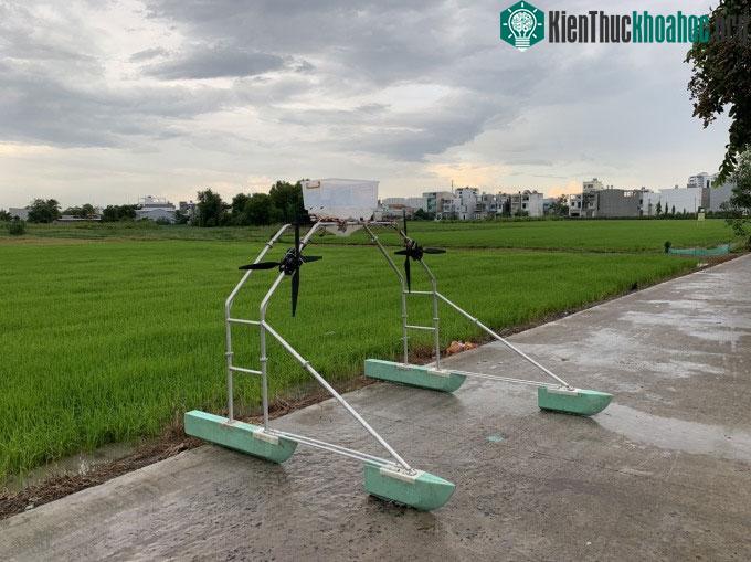 Máy chăm sóc lúa đa năng do nhóm nghiên cứu thiết kế.