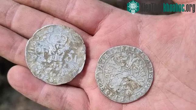Hai trong số rất nhiều đồng bạc được các máy dò kim loại tìm thấy ở vùng núi Ba Lan.