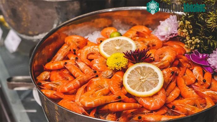 Ăn tôm hấp bia có thể tạo nồng độ cồn trong cơ thể.