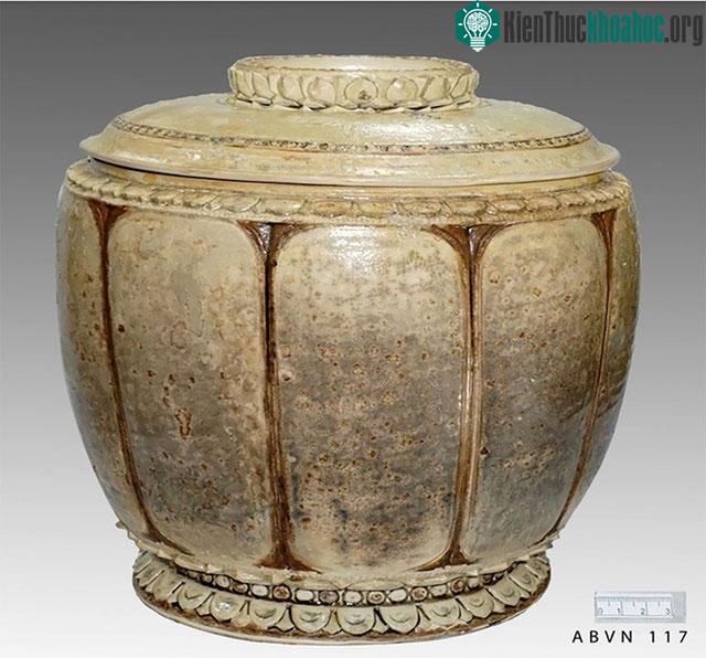 Hiện vật có đường kính miệng 22,7 cm, đáy 18cm.