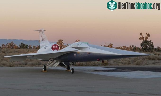 Máy bay X-59 đậu ở cơ sở Skunk Works của Lockheed Martin ở Palmdale, California.