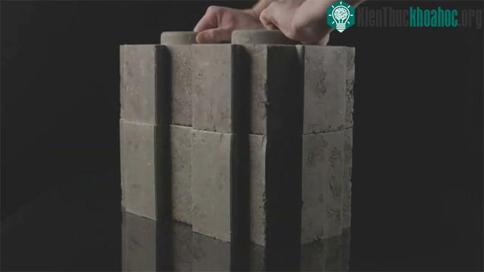 Gạch Plaex-crete chứa hơn 90% nhựa tái chế và có thiết kế độc đáo.
