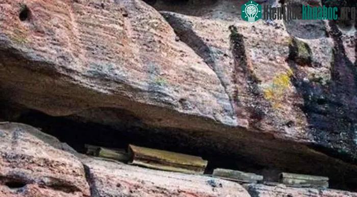 Cụ nông dân kể rằng, quan tài đã được "xe trời" chở đến vách đá.