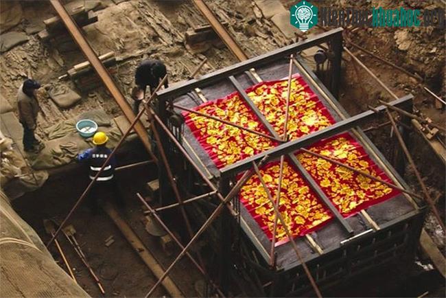 Quan tài và nhiều đồ vật có giá trị được phát hiện trong một căn phòng chôn cất bí ẩn