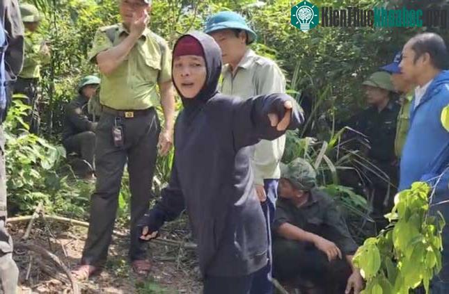 Tại hiện trường, chị Vinh kể lại việc mình nhìn thấy hổ.