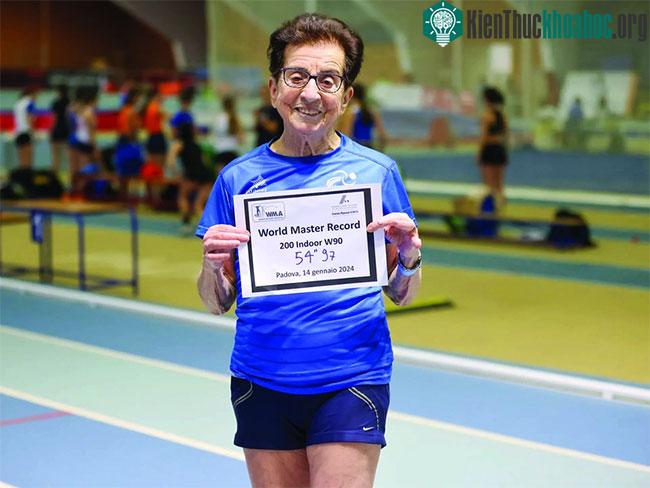 Cụ Emma Maria Mazzenga đã phá kỷ lục chạy ở hạng mục trên 90 tuổi.