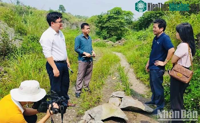 Cán bộ Bảo tàng tỉnh Yên Bái trao đổi nghiệp vụ tại hiện trường tìm thấy hóa thạch