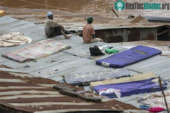 Cư dân khu ổ chuột Mathare phơi đệm trên mái nhà sau trận mưa lớn ở Nairobi, Kenya