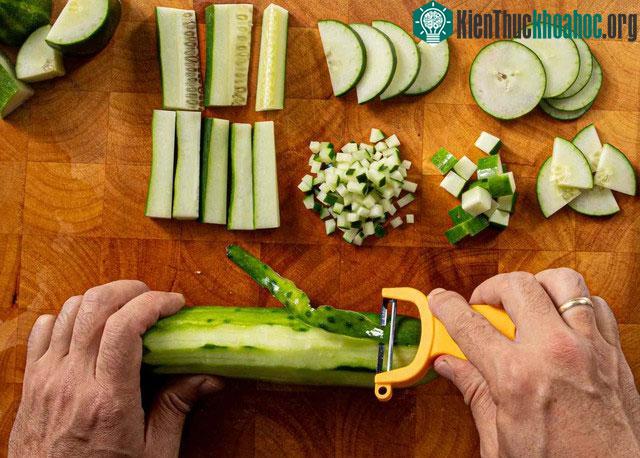 Gọt vỏ dưa chuột trước khi ăn có thể khiến dinh dưỡng bị hao hụt.