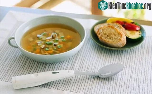 Chiếc thìa có thể sạc khi hết pin.