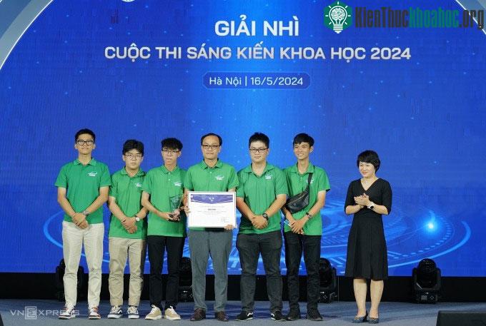 Phó giáo sư Việt làm máy tự động gieo hạt, bón phân cho lúa ảnh 1
