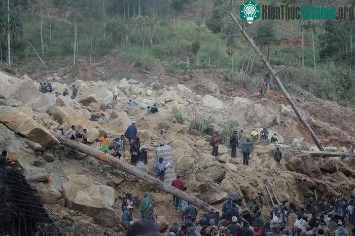 Nhân viên cứu trợ và người dân tại hiện trường vụ lở đất