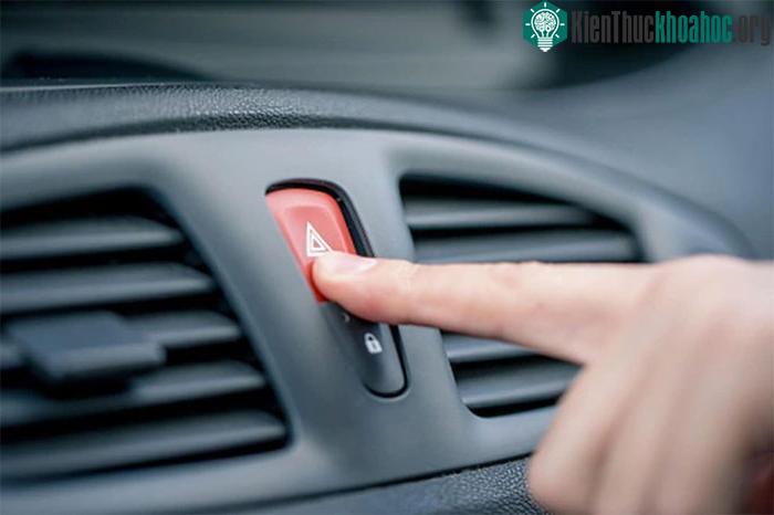 Bấm đèn hazard để thu hút sự chú ý từ xung quanh