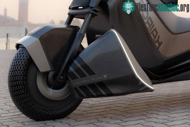 Xe có các Yếu tố di động bên (MLE) giúp ngăn xe lật khi vào cua ở tốc độ cao.