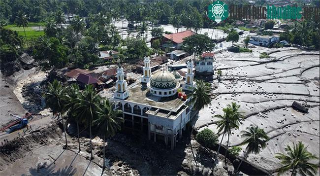 Sau thảm họa mưa lớn gây lũ quét và khiến dung nham lạnh tuôn ra từ núi Marapi