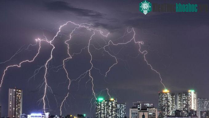 Sét đánh xuống Hà Nội cuối tháng 8/2022.